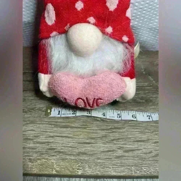 Valentine’s Day Love Gnome - Picture 5 of 7